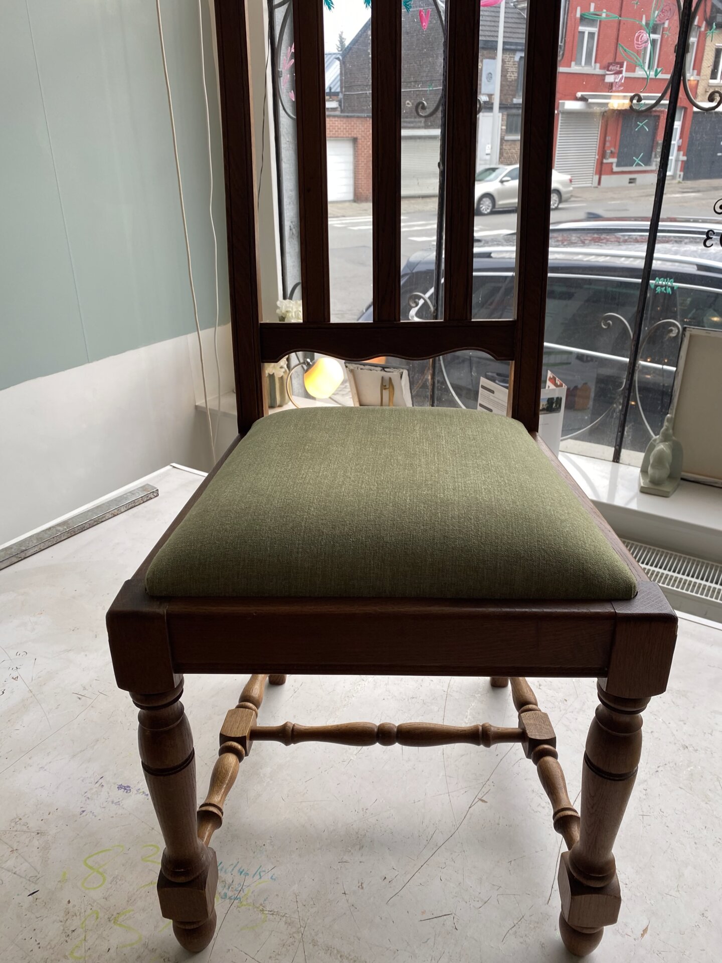 Recouvrement et rembourrage d'un fond de chaise