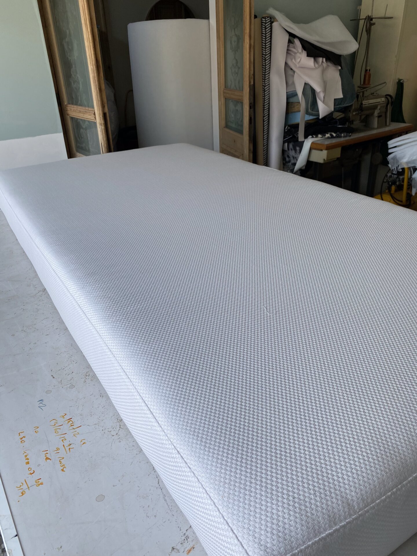 Matelas bord de piscine et coussins assortis