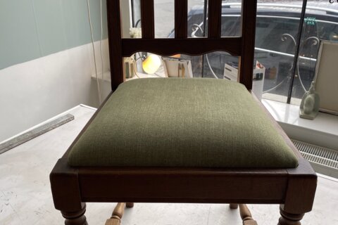 Recouvrement et rembourrage d'un fond de chaise