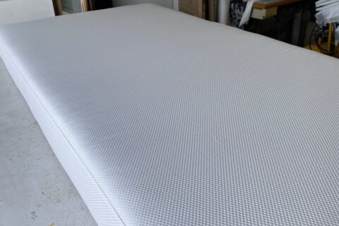 Matelas bord de piscine et coussins assortis